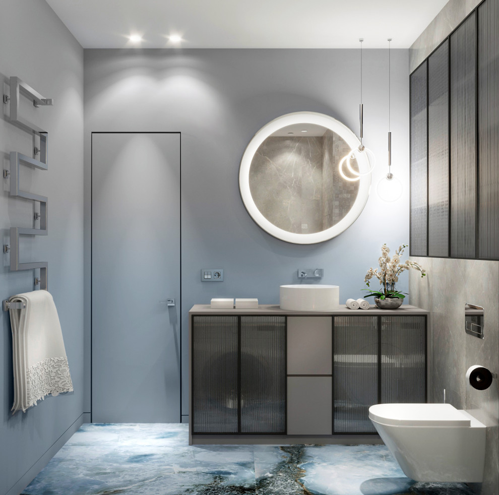 Свежая идея для дизайна: главная ванная комната среднего размера: освещение в современном стиле с стеклянными фасадами, серыми фасадами, ванной в нише, душем в нише, инсталляцией, серой плиткой, керамогранитной плиткой, синими стенами, полом из керамогранита, накладной раковиной, синим полом, шторкой для ванной, серой столешницей, тумбой под одну раковину, напольной тумбой, многоуровневым потолком и панелями на части стены - отличное фото интерьера