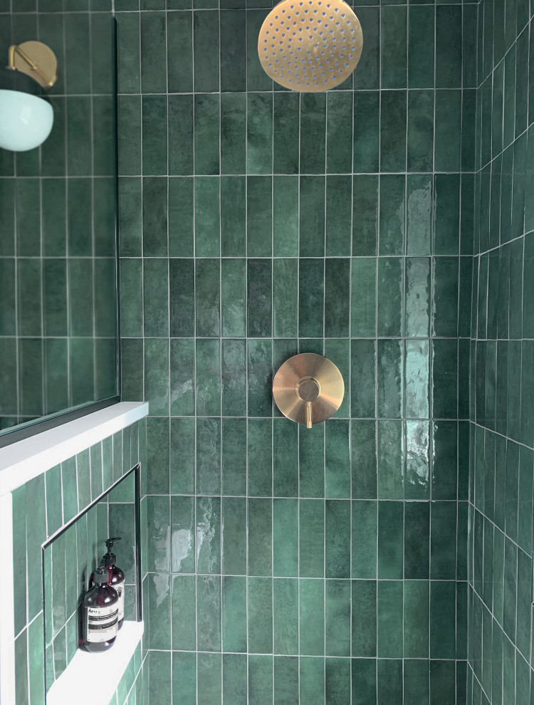 Идея дизайна: ванная комната среднего размера в современном стиле с темными деревянными фасадами, угловым душем, унитазом-моноблоком, зеленой плиткой, керамогранитной плиткой, белыми стенами, полом из керамогранита, столешницей из искусственного кварца, черным полом, душем с распашными дверями, тумбой под одну раковину и напольной тумбой