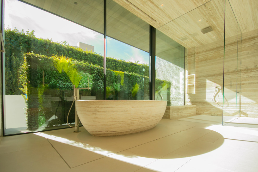 Example of a freestanding bathtub design in Los Angeles