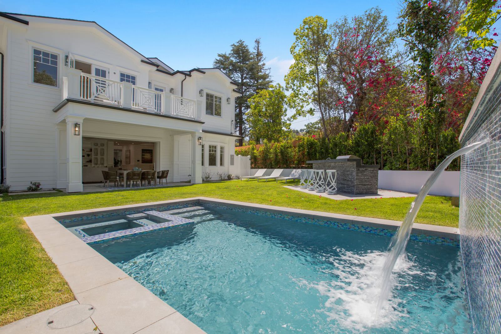 Дом в стиле Кейпкод на  Шерман Оакс