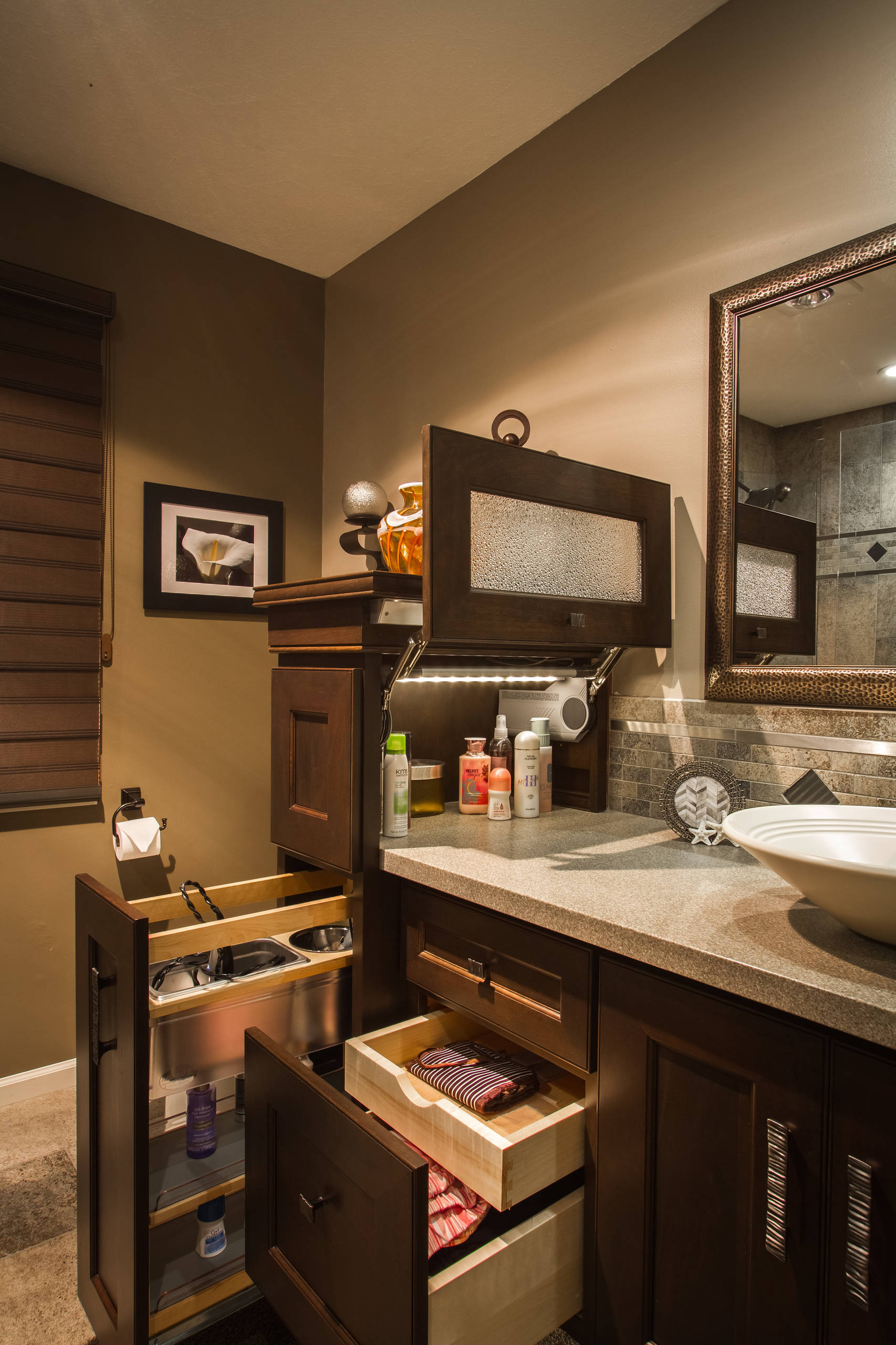 How to Decorate a Dark Brown Bathroom: Stunning Design Ideas