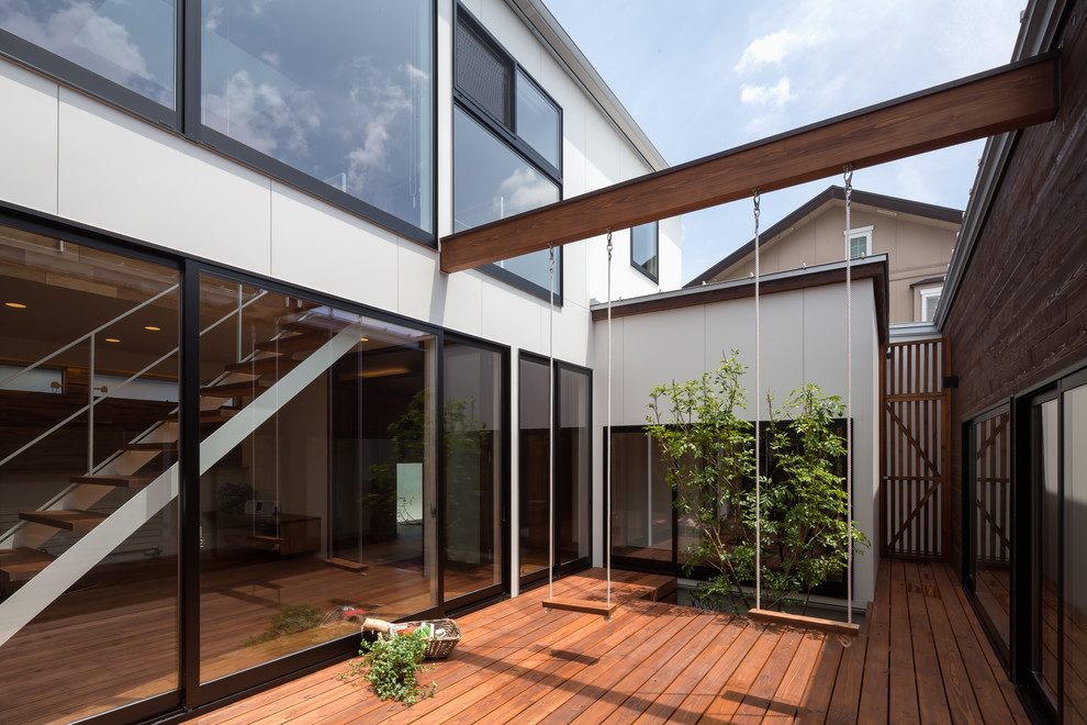 Идея дизайна: терраса на внутреннем дворе в восточном стиле без защиты от солнца