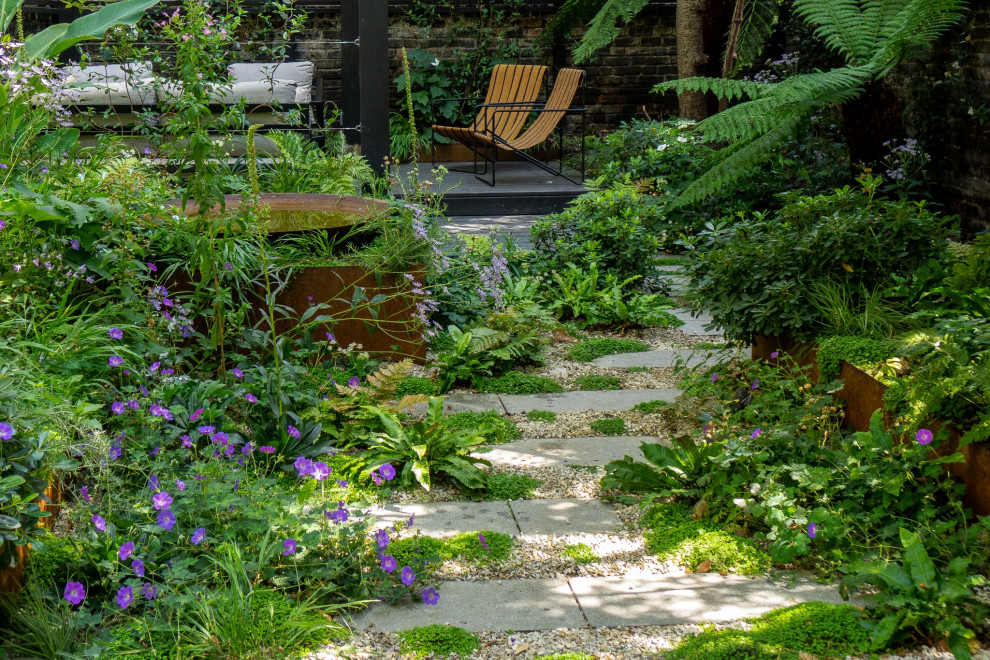 Aménagement d'un petit aménagement d'entrée ou allée de jardin arrière contemporain l'été avec des pavés en pierre naturelle et une exposition ombragée.