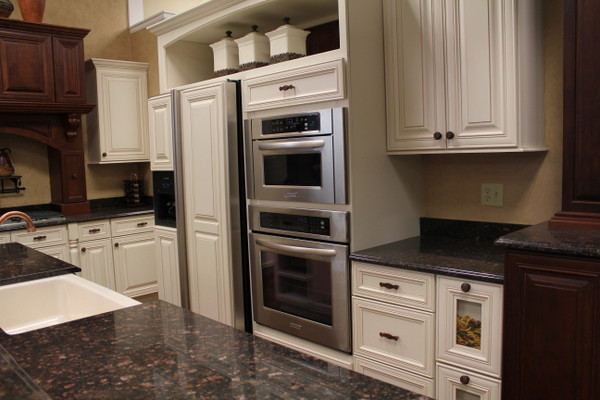 Example of a classic kitchen design in Milwaukee