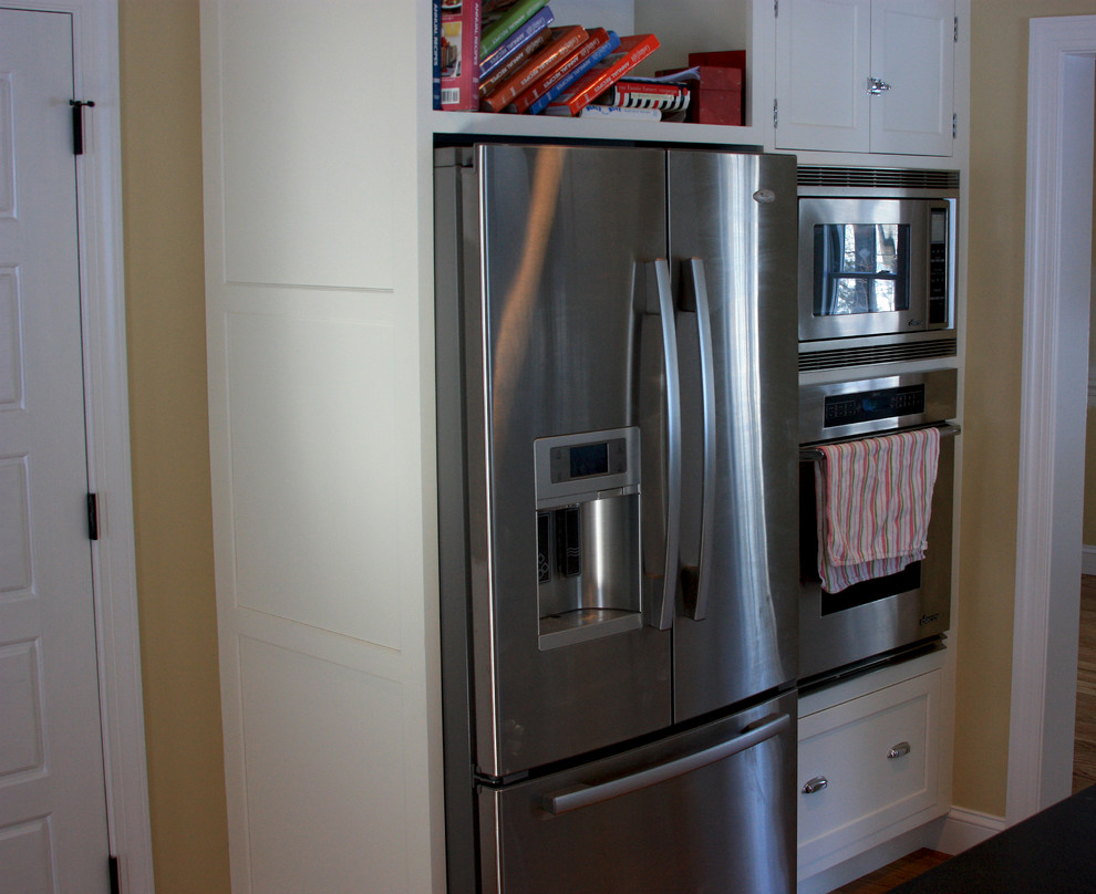 Kitchen - transitional kitchen idea in Philadelphia