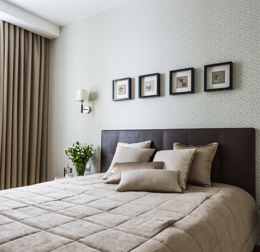 Foto de habitación de invitados de tamaño medio con suelo de madera en tonos medios
