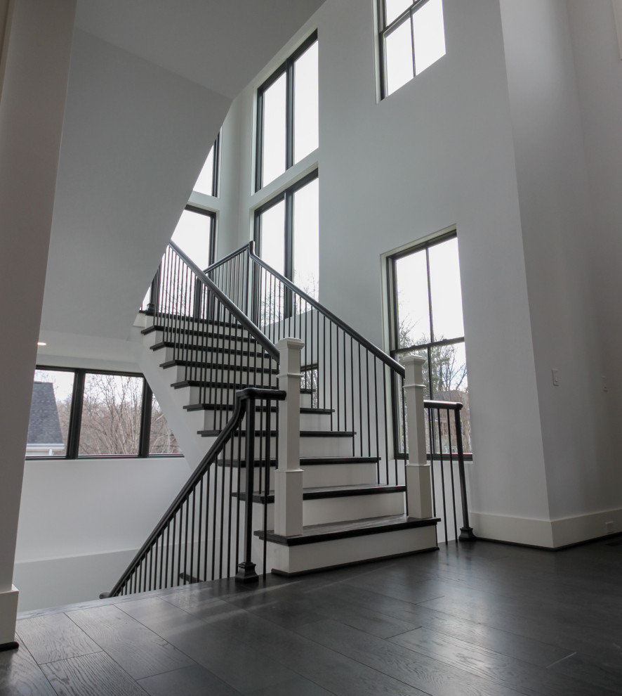 Idées déco pour un grand escalier flottant classique avec des marches en bois, des contremarches en bois, un garde-corps en matériaux mixtes et du lambris.