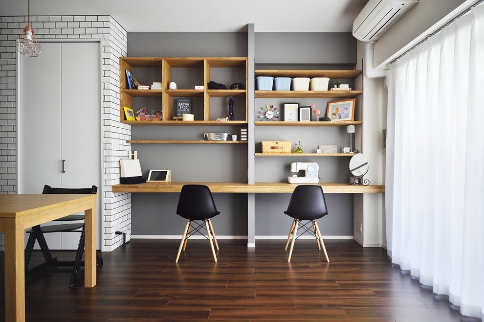 東京都下にあるモダンスタイルのおしゃれなリビング (グレーの壁、濃色無垢フローリング) の写真