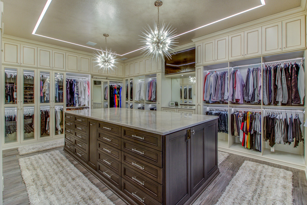 Photo of a transitional storage and wardrobe in Cleveland.