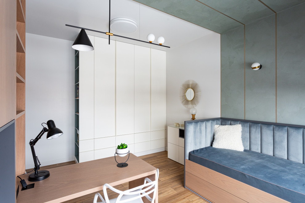 Immagine di una camera degli ospiti contemporanea di medie dimensioni con pareti bianche, pavimento in laminato, pavimento beige, soffitto ribassato e angolo studio
