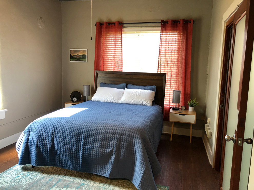 На фото: спальня среднего размера в стиле неоклассика (современная классика) с серыми стенами, полом из винила и коричневым полом с