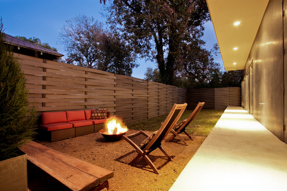 Photo of a modern patio in Dallas.