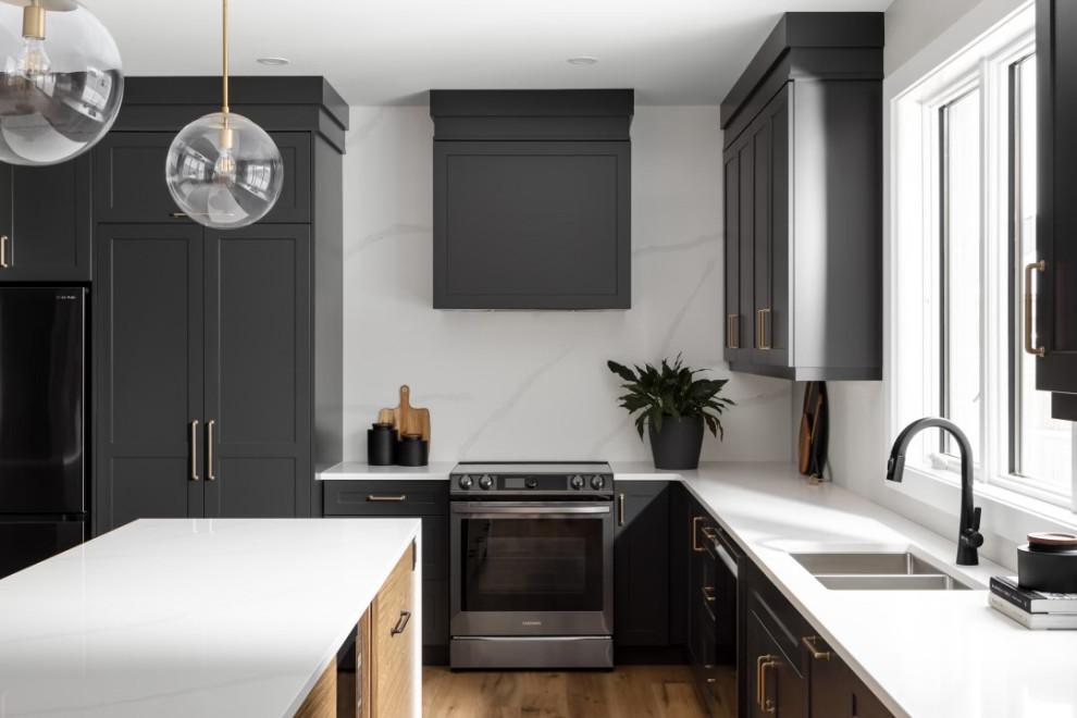 Kitchen - transitional kitchen idea in Toronto
