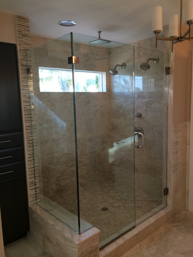 This is an example of a modern bathroom in Miami.