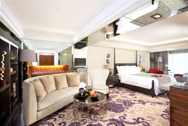 Großes Klassisches Hauptschlafzimmer mit Teppichboden und beiger Wandfarbe in Brisbane