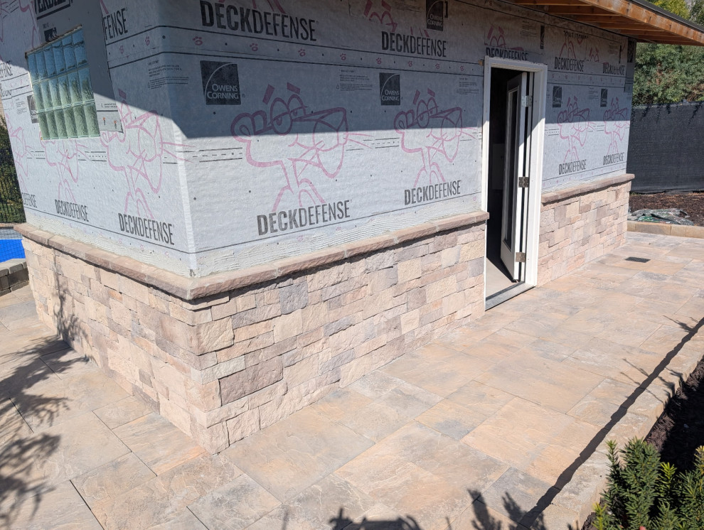 Outdoor kitchen and shed: Stucco and stone finish