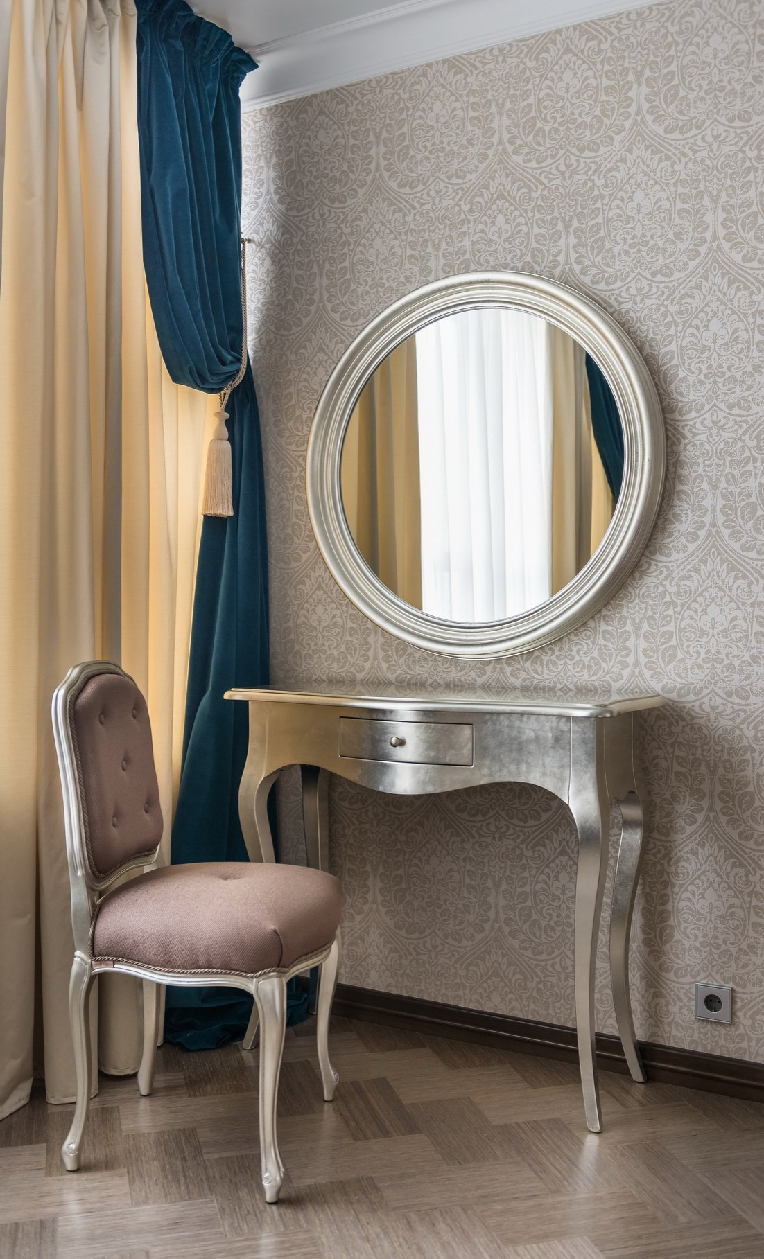Зеркало косметическое настольное с сенсорной подсветкой цвет White Large Led Mirror