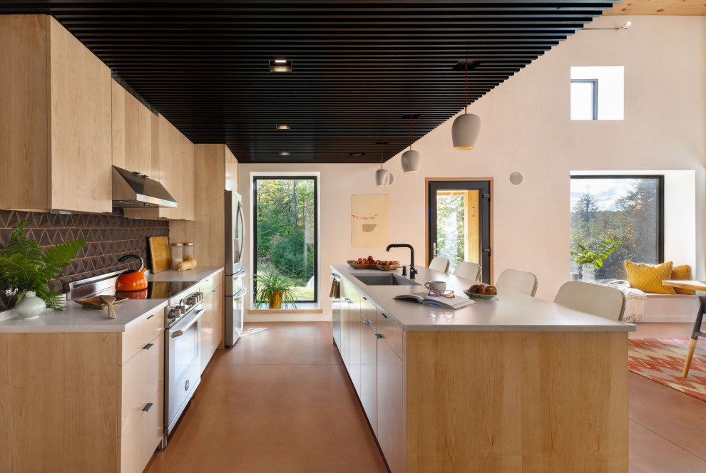 Réalisation d'une cuisine ouverte linéaire design en bois brun avec un évier encastré, un placard à porte plane, une crédence métallisée, un électroménager en acier inoxydable, sol en béton ciré, îlot, un sol orange, un plan de travail blanc et un plafond en bois.