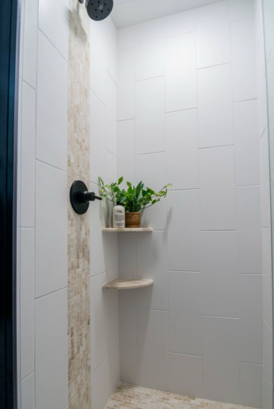 Exempel på ett litet klassiskt vit vitt badrum med dusch, med skåp i shakerstil, bruna skåp, en dusch i en alkov, en vägghängd toalettstol, vit kakel, keramikplattor, vita väggar, laminatgolv, ett undermonterad handfat, bänkskiva i kvarts, beiget golv och dusch med gångjärnsdörr