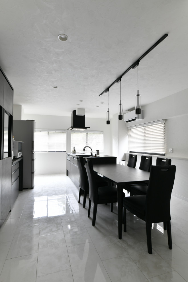 Immagine di una sala da pranzo aperta verso la cucina minimalista di medie dimensioni con pavimento in compensato, nessun camino, pavimento bianco, soffitto in carta da parati e carta da parati