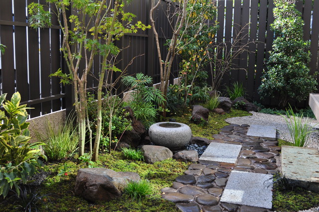 苔生した中に佇む飾り気の無い蹲周り Japanese Garden Tokyo By 造園 庭造り専門店 新美園