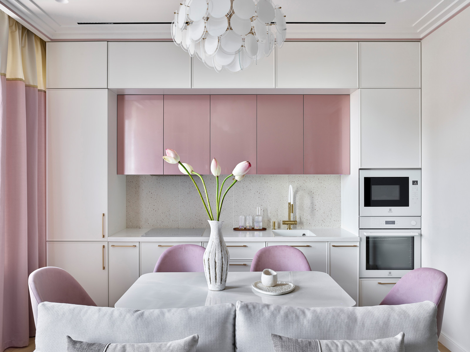 Нежная кухня-гостиная с розовыми акцентами