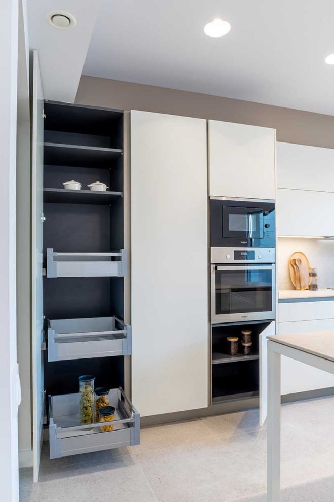 Moderne Wohnküche mit flächenbündigen Schrankfronten und Kücheninsel in Sonstige