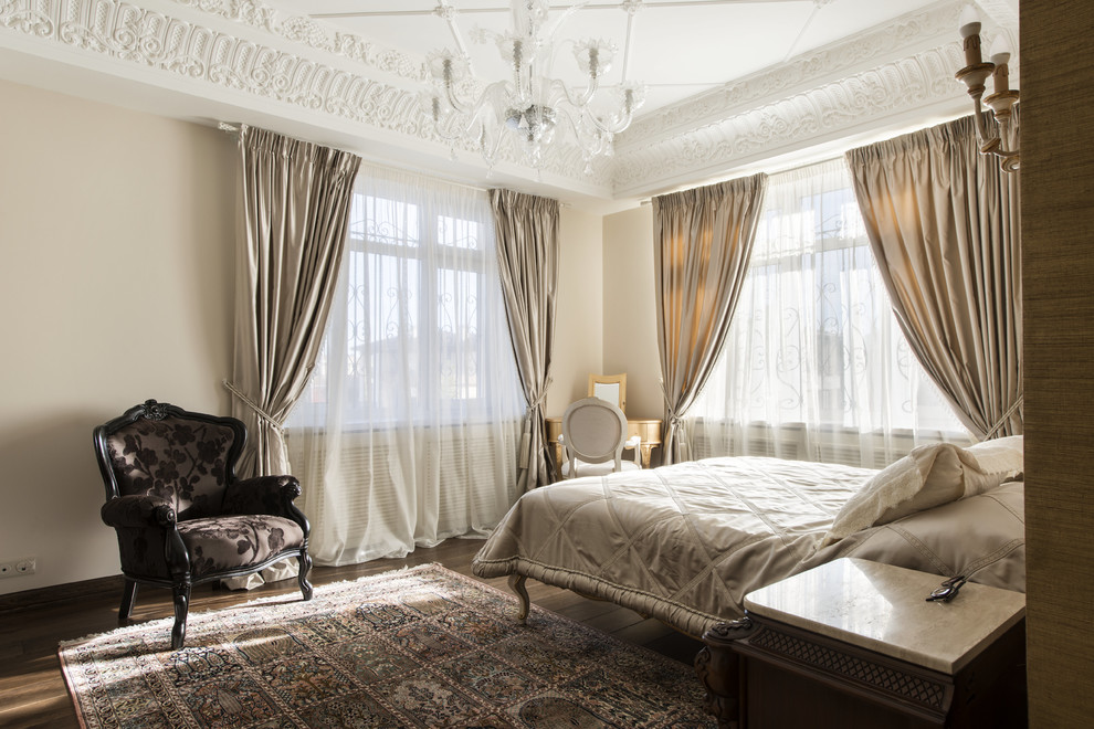 Traditional master bedroom in Moscow.