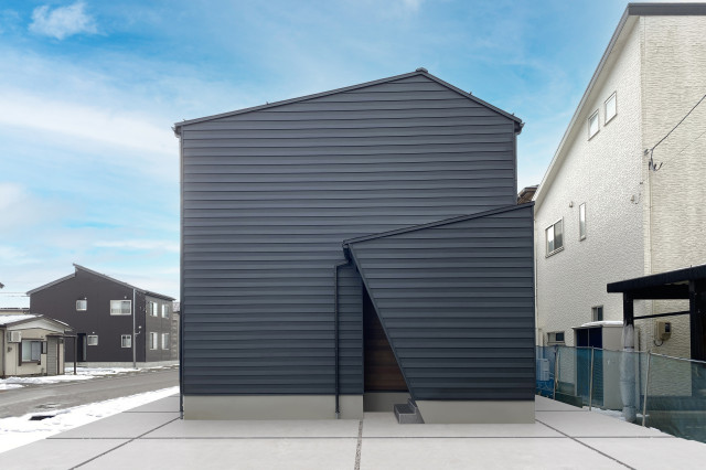 素材を生かしたダークトーン2階リビングの家 moderno-fachada