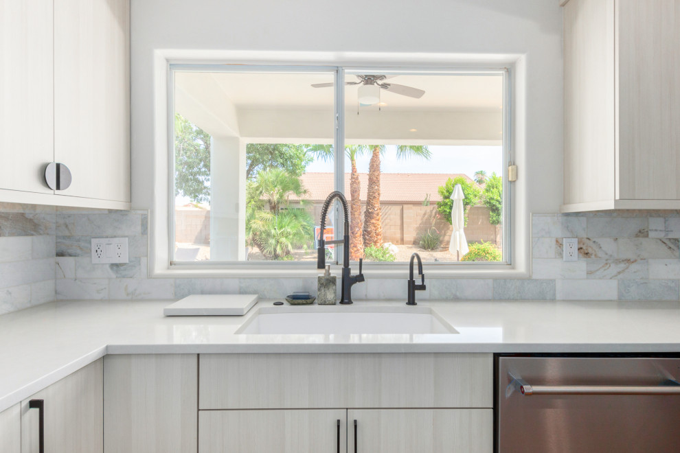 Esempio di una cucina minimalista con ante lisce, ante in legno chiaro, top in quarzo composito, paraspruzzi bianco, paraspruzzi in marmo e top bianco