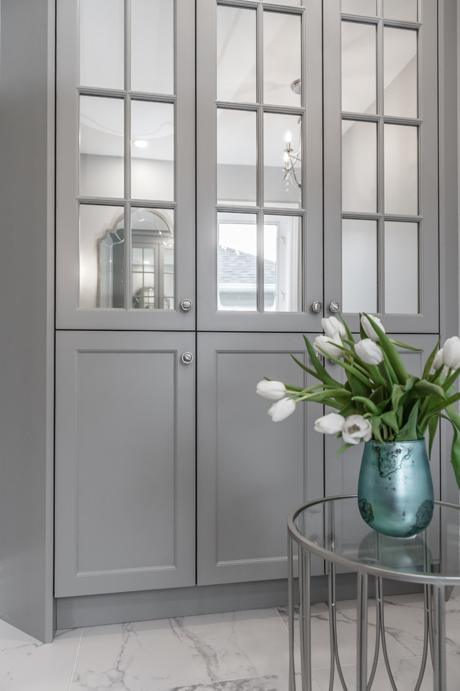Inspiration for a transitional home design remodel in Toronto