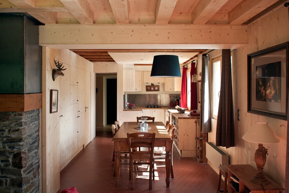 Idée de décoration pour un salon chalet.