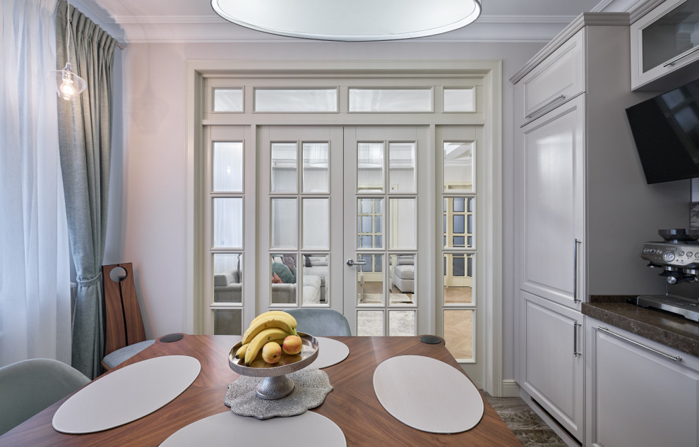 Много стекла в белом интерьере