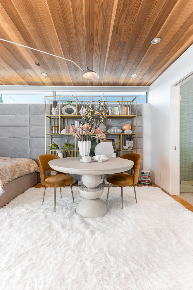 Großes Modernes Hauptschlafzimmer mit weißer Wandfarbe, braunem Holzboden und Holzdecke in Los Angeles