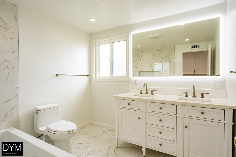 Идея дизайна: большая главная ванная комната в стиле модернизм с фасадами с декоративным кантом, белыми фасадами, унитазом-моноблоком, белой плиткой, мраморной плиткой, белыми стенами, мраморным полом, накладной раковиной, столешницей из искусственного камня, белым полом, душем с распашными дверями, белой столешницей, сиденьем для душа, тумбой под две раковины, встроенной тумбой, потолком с обоями, обоями на стенах и душем над ванной