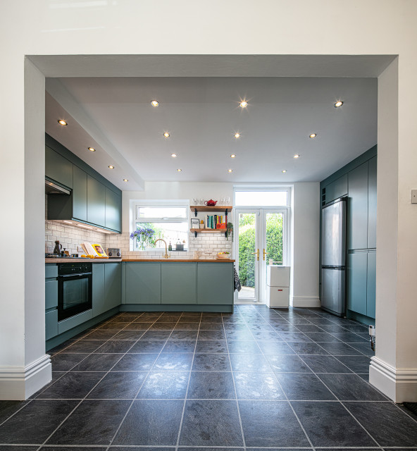 Handleless Kitchen: Blue & Bamboo trendy-koekken