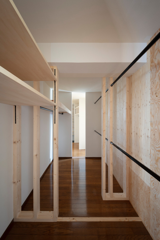 Modernes Ankleidezimmer mit Sperrholzboden und Tapetendecke in Tokio