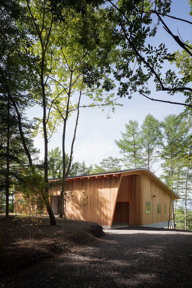 他の地域にあるコンテンポラリースタイルのおしゃれな茶色い家の写真