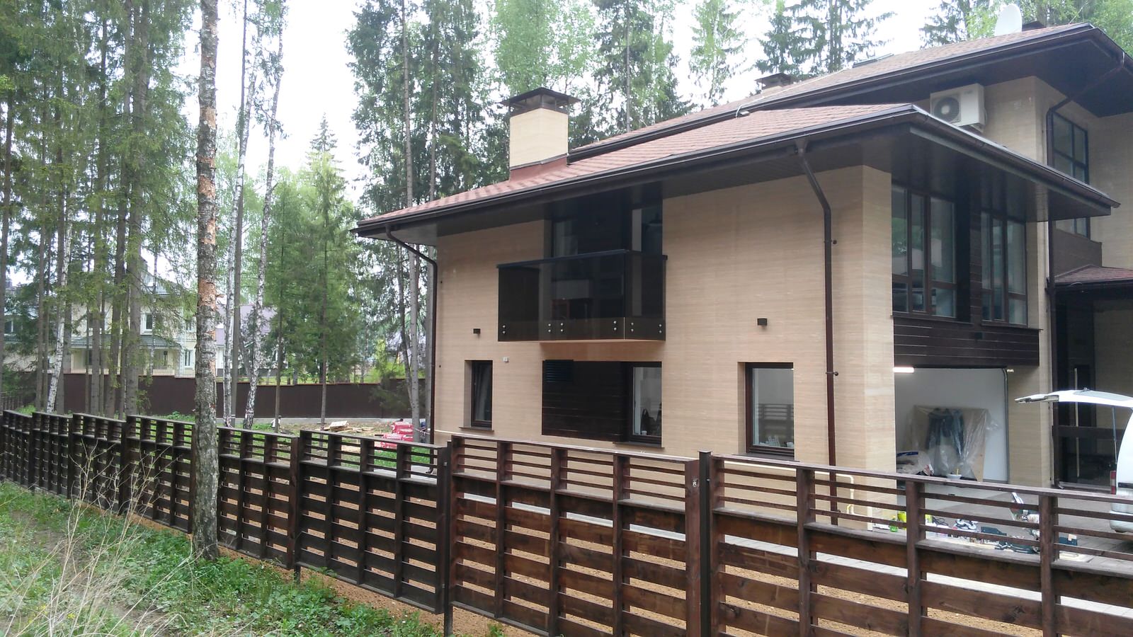 Перила из черного стекла