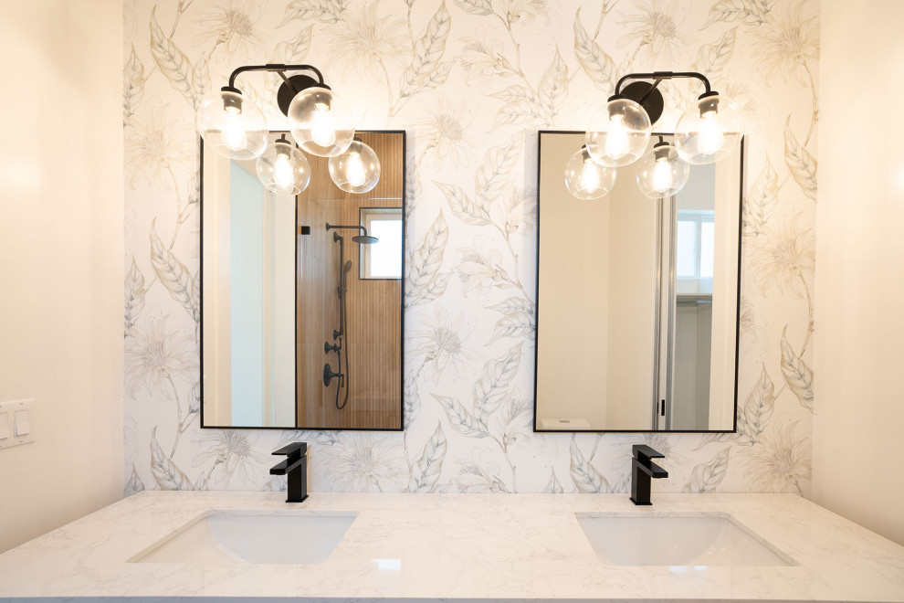 Example of a transitional bathroom design in Los Angeles