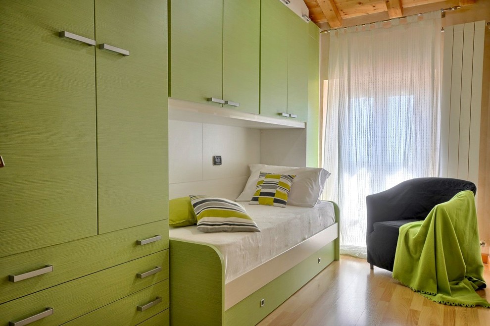 Idee per una piccola cameretta per bambini da 4 a 10 anni moderna con pareti verdi e parquet chiaro