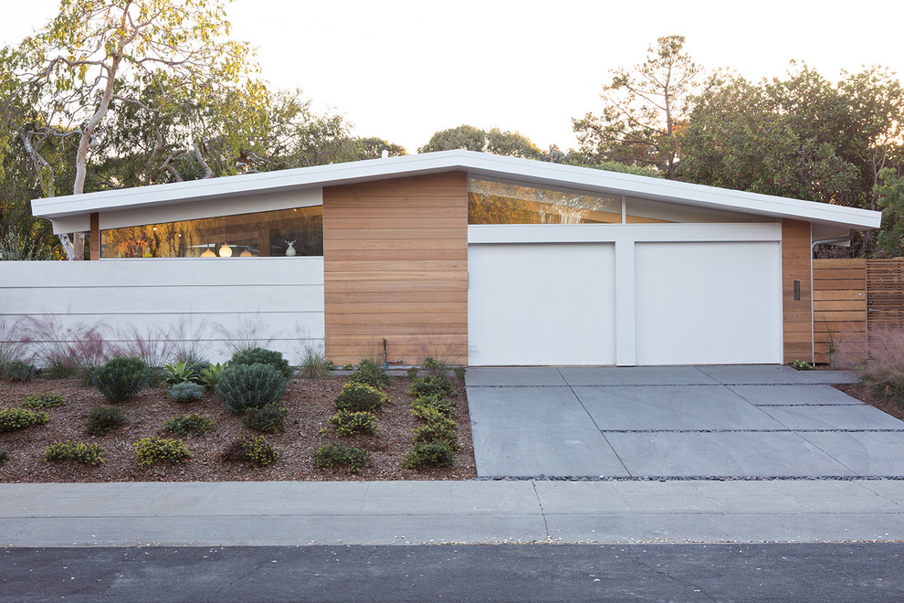 Photo of a small midcentury one-storey exterior in San Francisco with a gable roof.