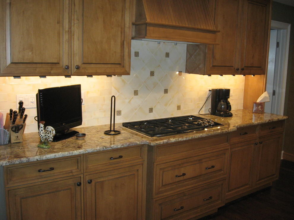 Example of a kitchen design in Newark