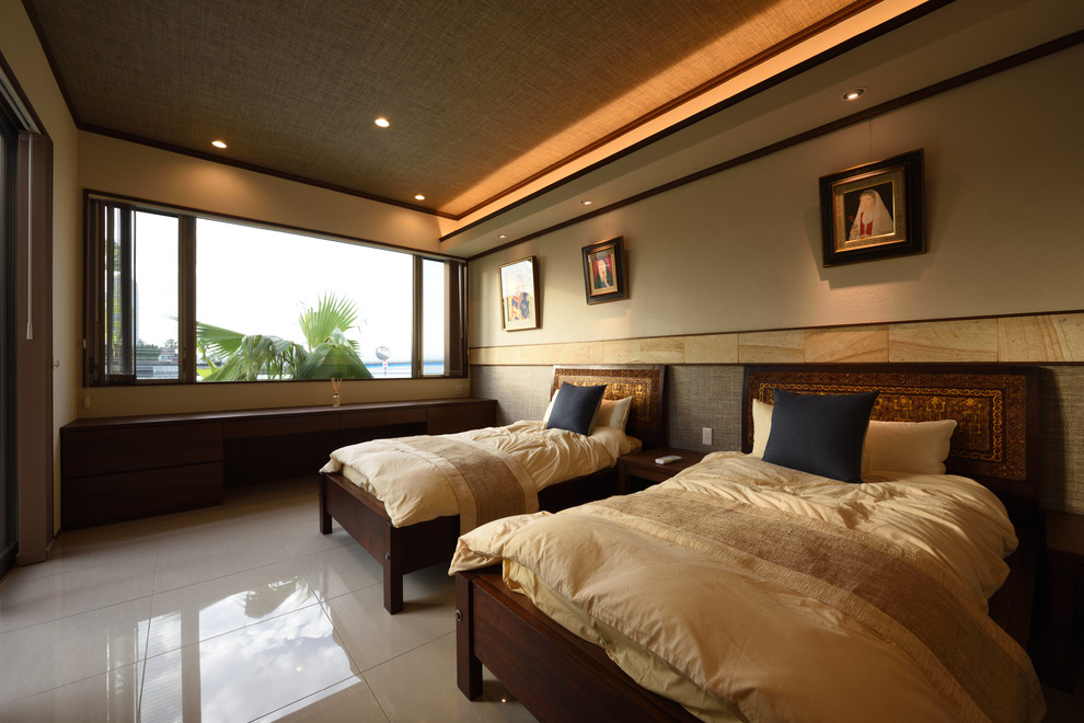Свежая идея для дизайна: спальня в морском стиле с коричневыми стенами, мраморным полом и бежевым полом - отличное фото интерьера