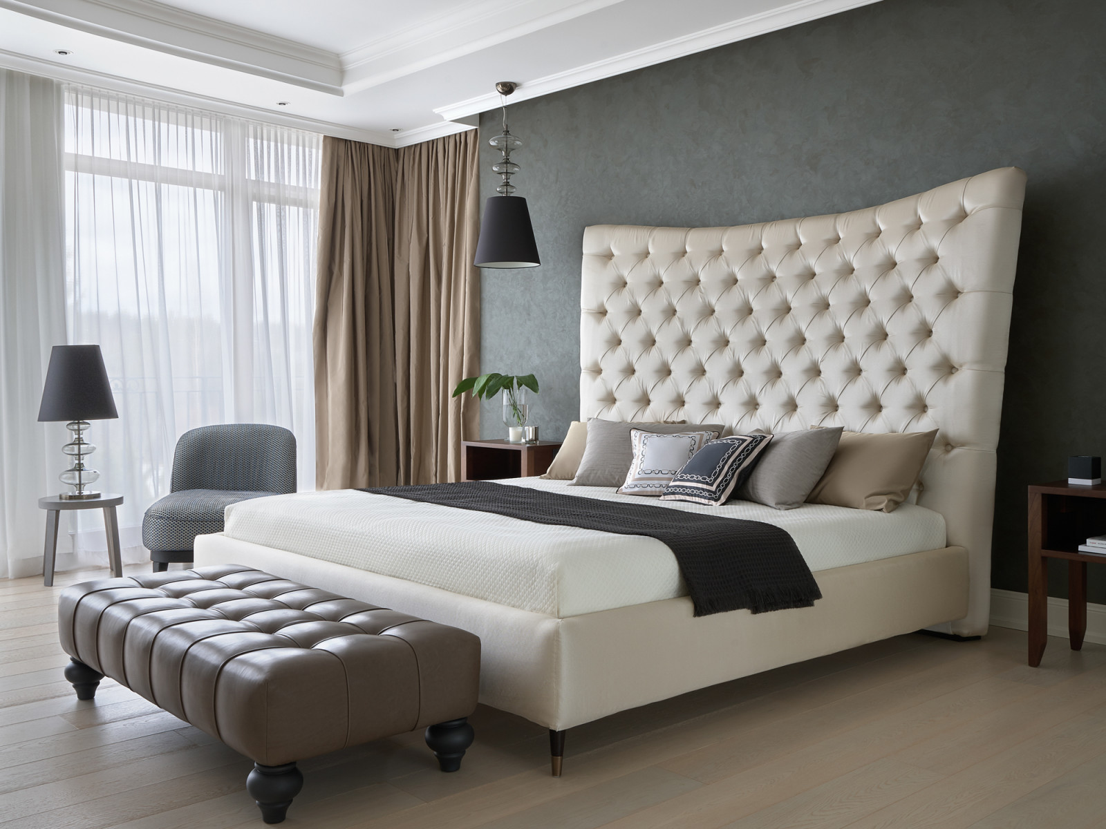 Большой загородный дом