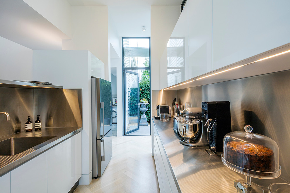 Photo of a contemporary kitchen in Melbourne.