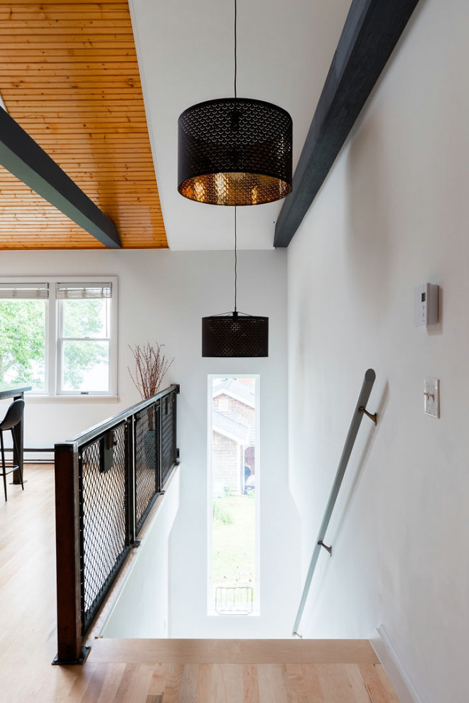 Источник вдохновения для домашнего уюта: маленькая прямая лестница в стиле лофт с крашенными деревянными ступенями, крашенными деревянными подступенками и металлическими перилами для на участке и в саду