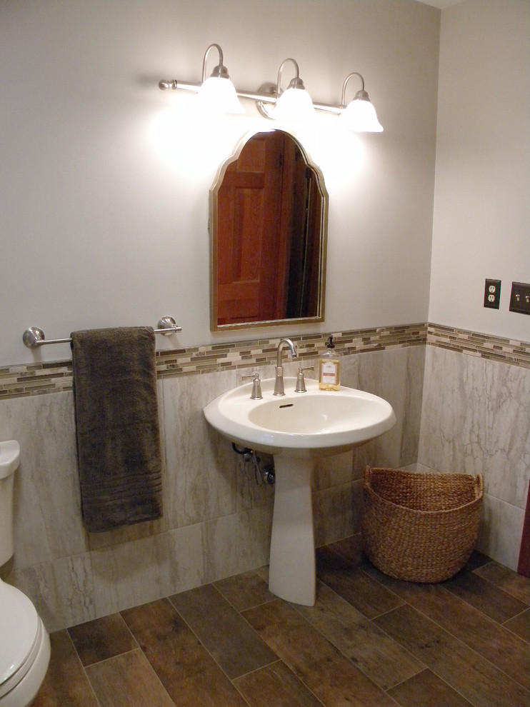 Mid-sized mountain style brown tile and ceramic tile ceramic tile home design photo with a one-piece toilet, beige walls and an undermount sink