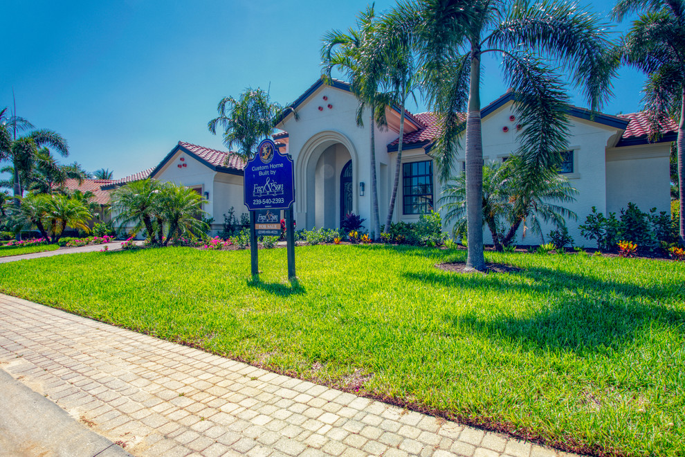 Example of a transitional home design design in Miami