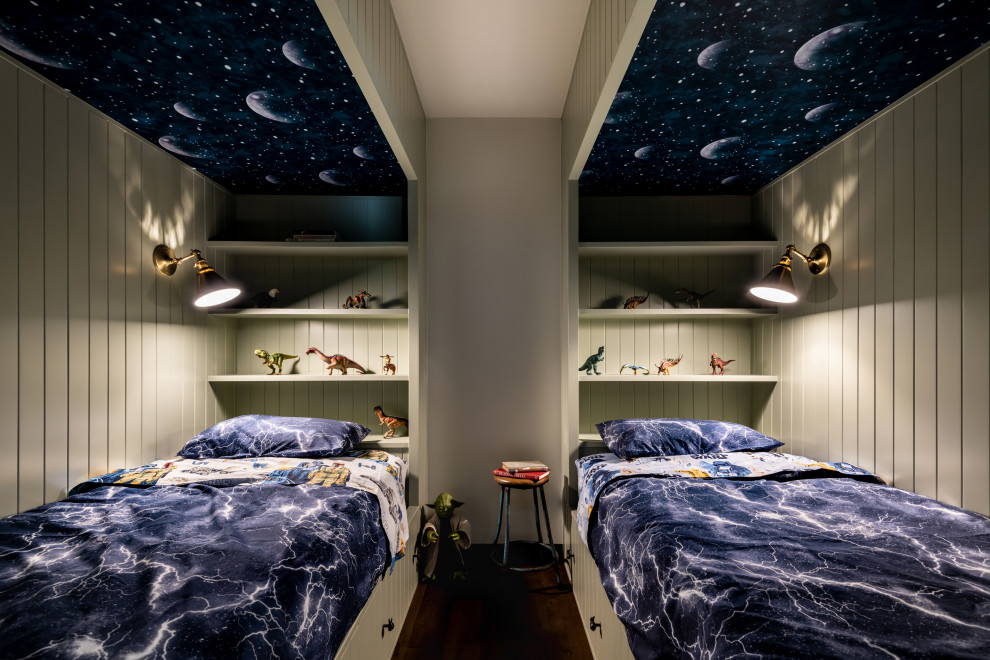 Idee per una cameretta da letto classica di medie dimensioni con pareti multicolore, parquet scuro, pavimento marrone e soffitto in carta da parati